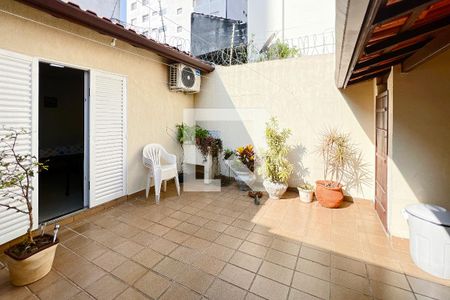 Casa à venda com 220m², 4 quartos e 6 vagas Casa à venda com 220m², 4 quartos e 6 vagasQuintal