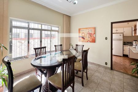 Casa à venda com 220m², 4 quartos e 6 vagas Casa à venda com 220m², 4 quartos e 6 vagasSala