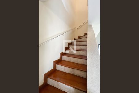 Casa à venda com 220m², 4 quartos e 6 vagas Casa à venda com 220m², 4 quartos e 6 vagasEscada