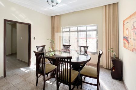 Casa à venda com 220m², 4 quartos e 6 vagas Casa à venda com 220m², 4 quartos e 6 vagasSala