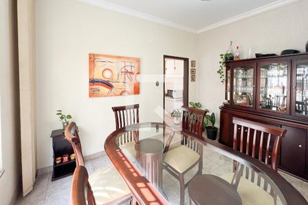 Casa à venda com 220m², 4 quartos e 6 vagas Casa à venda com 220m², 4 quartos e 6 vagasSala