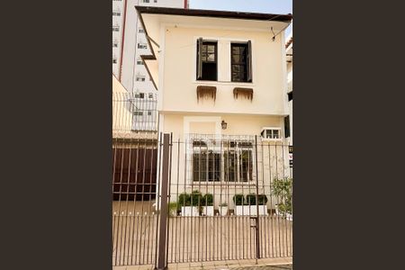 Casa à venda com 220m², 4 quartos e 6 vagas Casa à venda com 220m², 4 quartos e 6 vagasFachada