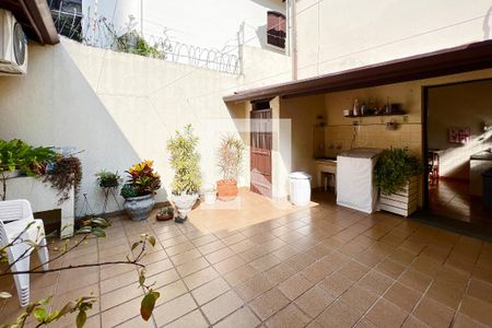 Casa à venda com 220m², 4 quartos e 6 vagas Casa à venda com 220m², 4 quartos e 6 vagasQuintal