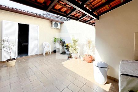 Casa à venda com 220m², 4 quartos e 6 vagas Casa à venda com 220m², 4 quartos e 6 vagasÁrea de Serviço