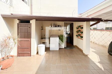 Casa à venda com 220m², 4 quartos e 6 vagas Casa à venda com 220m², 4 quartos e 6 vagasQuintal