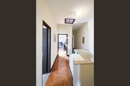 Casa à venda com 220m², 4 quartos e 6 vagas Casa à venda com 220m², 4 quartos e 6 vagasCorredor