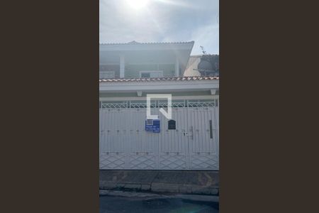 Casa à venda com 200m², 3 quartos e 4 vagas Casa à venda com 200m², 3 quartos e 4 vagasFachada