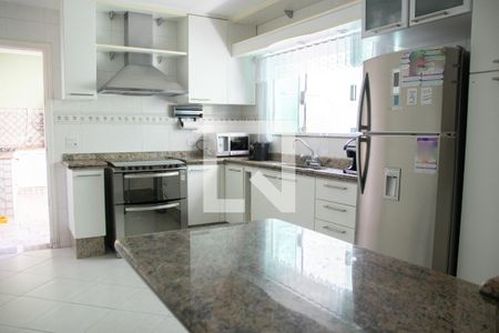 Casa à venda com 200m², 3 quartos e 4 vagas Casa à venda com 200m², 3 quartos e 4 vagasCozinha