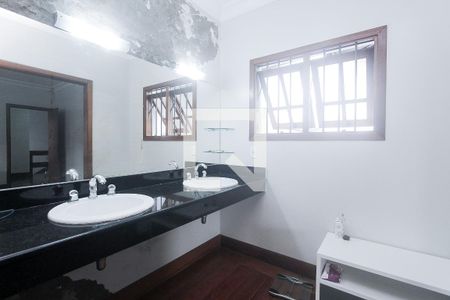 Casa à venda com 333m², 4 quartos e 5 vagasBanheiro suite 2