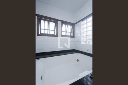 Casa à venda com 333m², 4 quartos e 5 vagasBanheiro suite 2