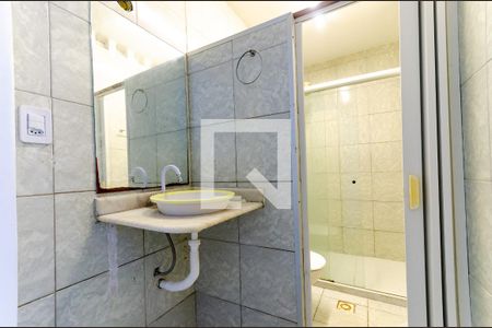 Banheiro de apartamento para alugar com 1 quarto, 50m² em Acupe de Brotas, Salvador