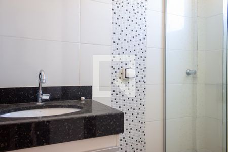 Banheiro da Suíte de apartamento para alugar com 2 quartos, 65m² em Santa Mônica, Uberlândia