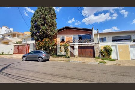 Casa à venda com 258m², 3 quartos e 4 vagasFachada