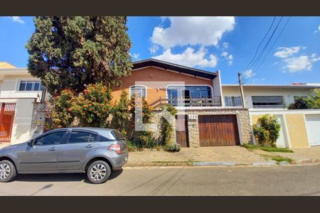 Casa à venda com 258m², 3 quartos e 4 vagasFachada