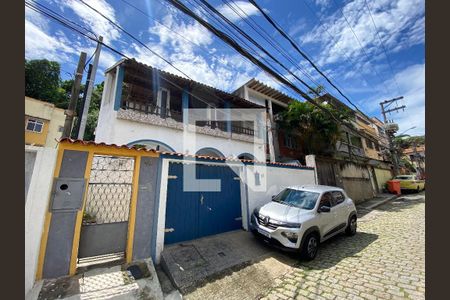 Casa à venda com 300m², 4 quartos e 2 vagasFachada