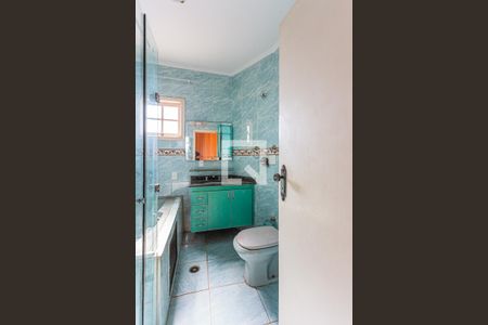 Casa à venda com 352m², 4 quartos e 12 vagasBanheiro da Suite 2