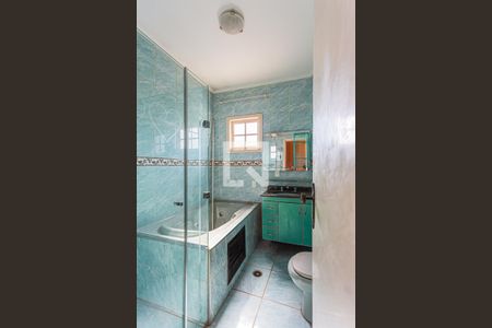 Casa à venda com 352m², 4 quartos e 12 vagasBanheiro da Suite 2