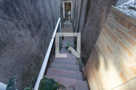 Casa à venda com 250m², 3 quartos e 3 vagas Casa à venda com 250m², 3 quartos e 3 vagasEscada de acesso á garagem