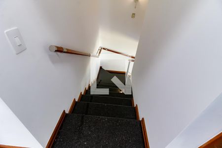 Casa à venda com 388m², 4 quartos e 6 vagasEscada acesso Suítes