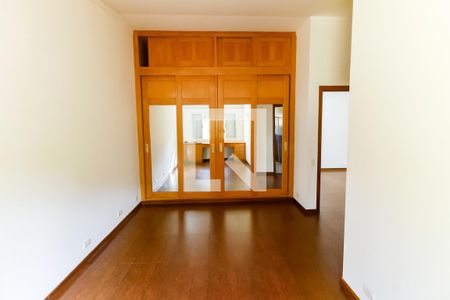 Casa à venda com 388m², 4 quartos e 6 vagasSuíte 1 - armários