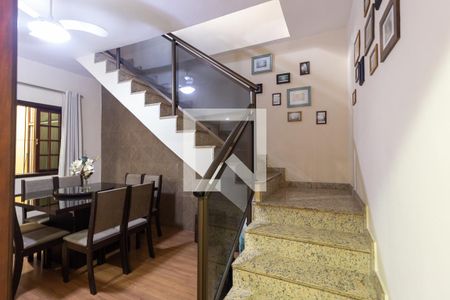 Casa para alugar com 150m², 3 quartos e 2 vagas Casa para alugar com 150m², 3 quartos e 2 vagasEscada