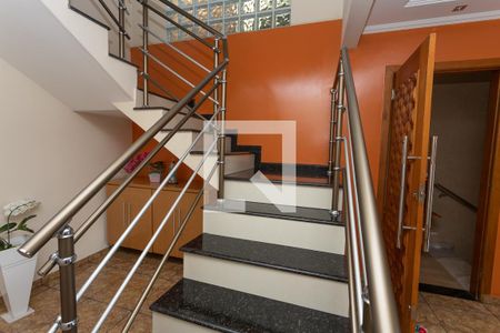 Casa à venda com 250m², 3 quartos e 5 vagasEscada da sala 