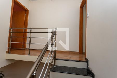 Casa à venda com 250m², 3 quartos e 5 vagasEscada da sala 