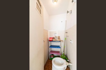 Banheiro de Serviço de apartamento para alugar com 2 quartos, 100m² em Vila Firmiano Pinto, São Paulo