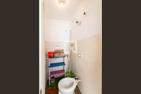 Banheiro de Serviço de apartamento para alugar com 2 quartos, 100m² em Vila Firmiano Pinto, São Paulo