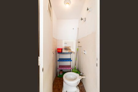 Banheiro de Serviço de apartamento para alugar com 2 quartos, 100m² em Vila Firmiano Pinto, São Paulo