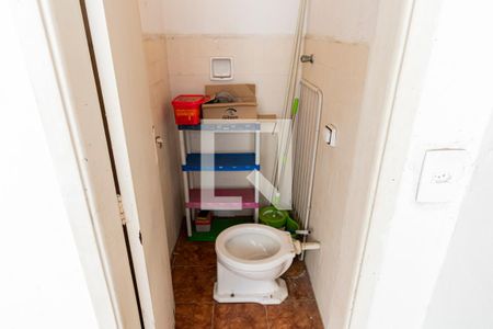 Banheiro de Serviço de apartamento para alugar com 2 quartos, 100m² em Vila Firmiano Pinto, São Paulo