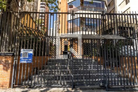 Apartamento à venda com 330m², 4 quartos e 4 vagasFachada e portaria
