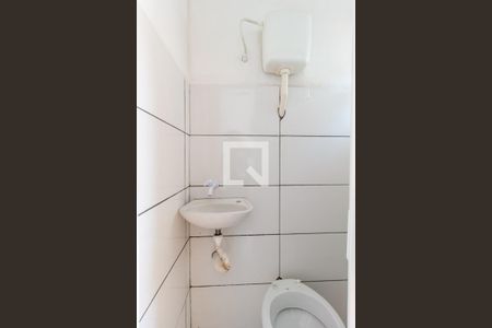 Banheiro de kitnet/studio para alugar com 1 quarto, 12m² em Hauer, Curitiba