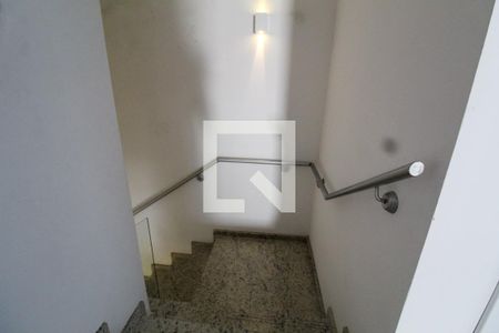 Casa de condomínio à venda com 110m², 3 quartos e 3 vagas Casa de condomínio à venda com 110m², 3 quartos e 3 vagasEscada