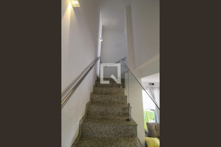 Casa de condomínio à venda com 110m², 3 quartos e 3 vagas Casa de condomínio à venda com 110m², 3 quartos e 3 vagasEscada