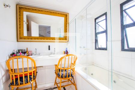 Apartamento à venda com 136m², 4 quartos e 3 vagasBanheiro do quarto 1