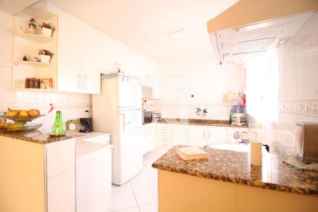 Casa à venda com 210m², 4 quartos e 4 vagasCozinha