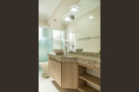 Casa à venda com 300m², 4 quartos e 2 vagasBanheiro