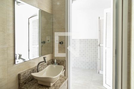 Casa à venda com 300m², 4 quartos e 2 vagasBanheiro de Serviço