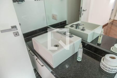 Casa à venda com 300m², 4 quartos e 2 vagasBanheiro da Suíte 2