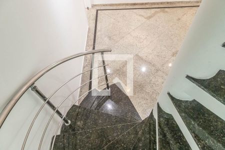 Casa à venda com 300m², 4 quartos e 2 vagasEscada