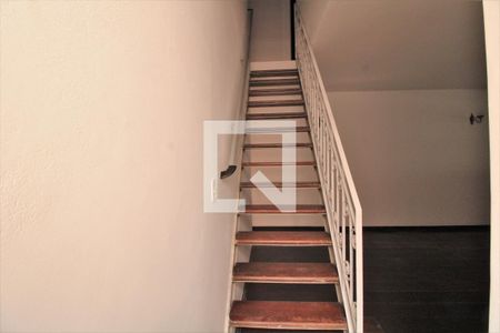 Escada de casa à venda com 4 quartos, 200m² em Vila Marari, São Paulo