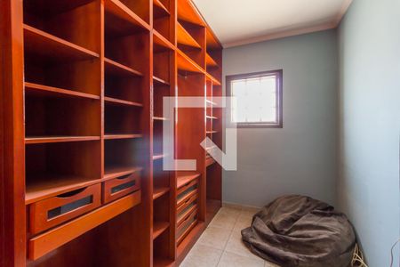 Casa de condomínio para alugar com 280m², 3 quartos e 6 vagasCloset