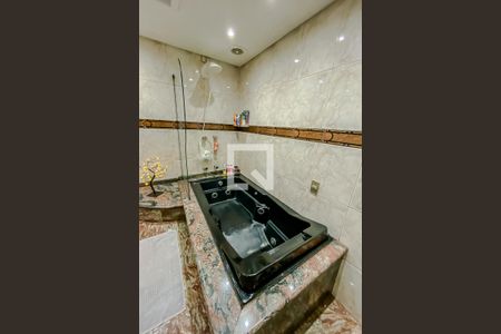 Casa à venda com 520m², 5 quartos e 4 vagasDetalhe Banheiro 4