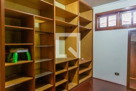 Casa à venda com 450m², 5 quartos e 4 vagasCloset da Suíte 2