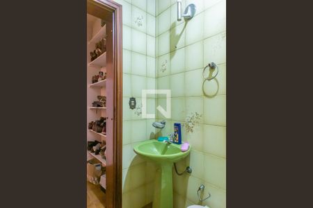 Casa à venda com 450m², 5 quartos e 4 vagasBanheiro de Visita/Serviço