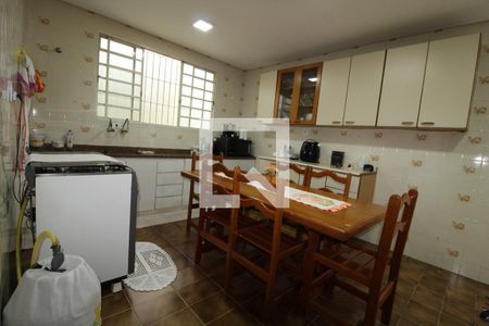 Casa à venda com 130m², 3 quartos e 3 vagasCozinha 