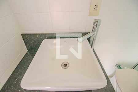 Banheiro de apartamento à venda com 2 quartos, 70m² em Jardim do Salso, Porto Alegre