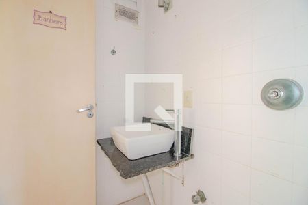 Banheiro de apartamento à venda com 2 quartos, 70m² em Jardim do Salso, Porto Alegre