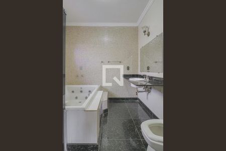 Casa para alugar com 491m², 4 quartos e 6 vagasBanheiro da Suíte 1